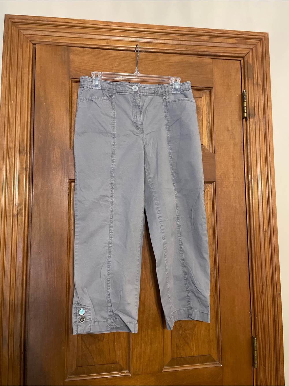 JM Collection Women’s Light Gray Capris, Stretch Waist Button Hem Details Size 6